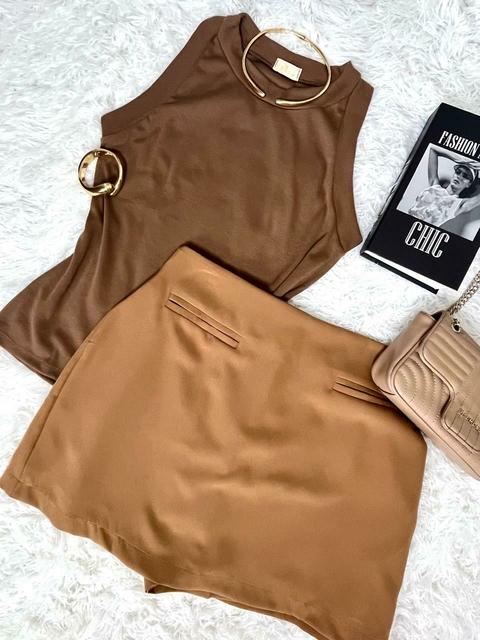 SHORT SAIA PLUS SIZE ALFAIATARIA MOCHA MOUSSE BOLSO FAKE - comprar online