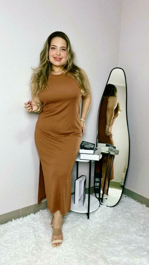 VESTIDO PLUSSIZE MIDI MALHA CANELADA MARROM