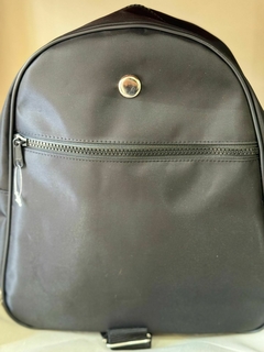 MOCHILA NEGRA BOTON