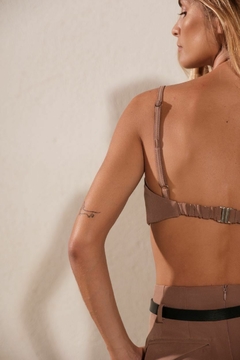Blusa Cropped Anisha Marrom na internet