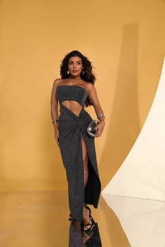 Vestido Longo com Recortes e Brilho