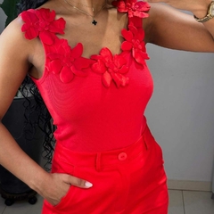 Blusa com aplicação de Flores Vivi na internet