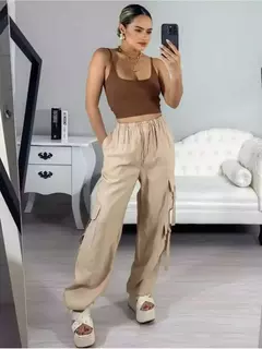 CALÇA CARGO EM COM BOLSOS LATERAIS CINTURA AJUSTÁVEL