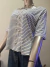 Blusinha Decote canoa Listrada Branco/Azul Yéssica M - shalom-brecho.com