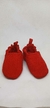 "Sapatinho Pantufinha Fofo: Vermelho - Conforto e Charme para o seu Bebê!" - UM TICO
