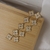 Brinco Van cleef cravejado - comprar online