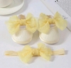 1 Par de Sapatinhos de bebê de Sola Macia+ 1 Peça de Faixa de Cabelo de Laço na cor sólida.