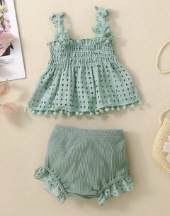Conjunto de 2 peças, blusinha em lese de algodão e tapa fralda em malha de algodão, com detalhes de flor. - comprar online