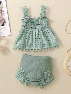 Conjunto de 2 peças, blusinha em lese de algodão e tapa fralda em malha de algodão, com detalhes de flor.
