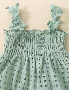 Conjunto de 2 peças, blusinha em lese de algodão e tapa fralda em malha de algodão, com detalhes de flor. na internet