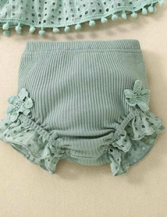 Conjunto de 2 peças, blusinha em lese de algodão e tapa fralda em malha de algodão, com detalhes de flor. - comprar online