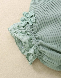 Conjunto de 2 peças, blusinha em lese de algodão e tapa fralda em malha de algodão, com detalhes de flor.