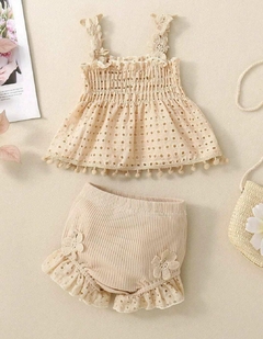 Conjunto de 2 peças, blusinha em lese de algodão e tapa fralda em malha de algodão, com detalhes de flor. na internet