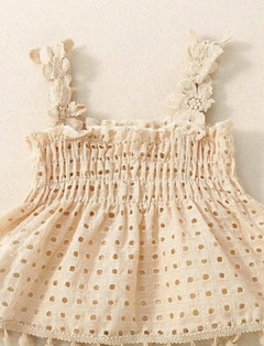 Conjunto de 2 peças, blusinha em lese de algodão e tapa fralda em malha de algodão, com detalhes de flor.
