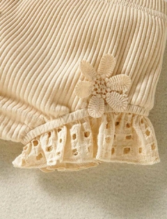 Conjunto de 2 peças, blusinha em lese de algodão e tapa fralda em malha de algodão, com detalhes de flor.