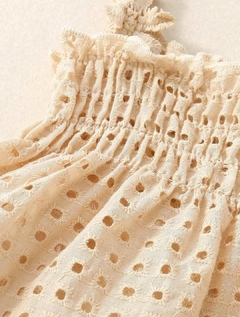 Conjunto de 2 peças, blusinha em lese de algodão e tapa fralda em malha de algodão, com detalhes de flor. - comprar online