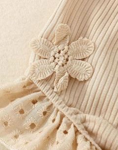 Conjunto de 2 peças, blusinha em lese de algodão e tapa fralda em malha de algodão, com detalhes de flor. - loja online