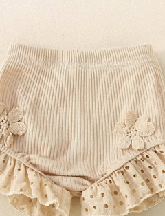 Imagem do Conjunto de 2 peças, blusinha em lese de algodão e tapa fralda em malha de algodão, com detalhes de flor.
