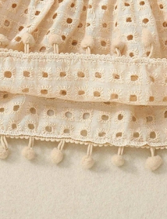 Conjunto de 2 peças, blusinha em lese de algodão e tapa fralda em malha de algodão, com detalhes de flor. - Tinguer Bloom
