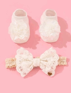 1 Par de Meias com aplique de flor + 1 lacinho de renda para bebê
