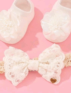 Imagem do 1 Par de Meias com aplique de flor + 1 lacinho de renda para bebê