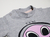Remera gris con lengua bolsillo en internet