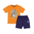 Conjunto infantil para menino da Cativa Camiseta laranja com estampa que brilha no escuro e bermuda azul marinho