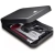 Cofre para pistola Safewell PC-95C aberto, mostrando uma pistola e documentos dentro. A imagem apresenta um cofre portátil da marca "Safewell", com um design compacto e retangular na cor preta. Ele possui uma trava mecânica de três dígitos na parte superi