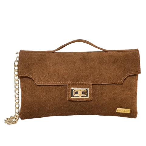 Bolsa de mão tiracolo em camurça marrom com corrente dourada e fecho elegante.
