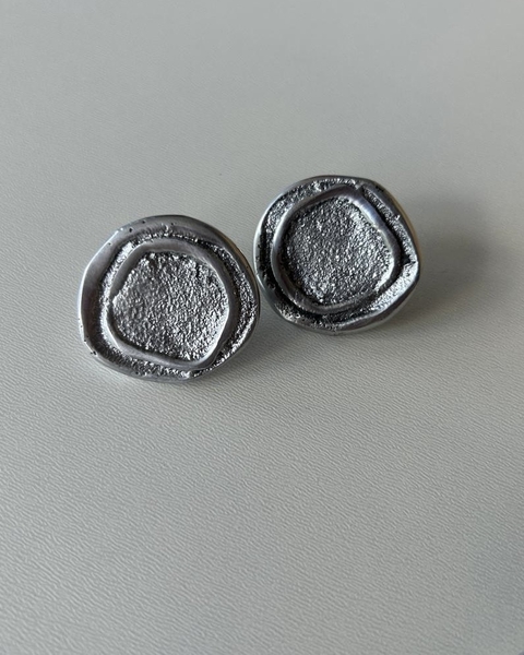 Brinco Medalha Fosca Detalhe - comprar online
