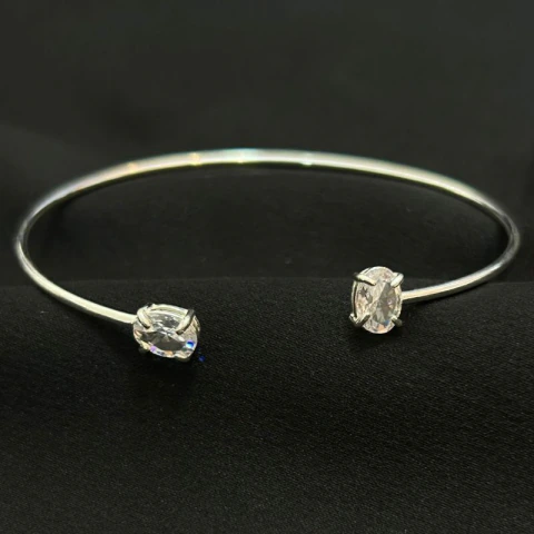 BRACELETE REGULAVEL COM PONTA OVAL CRISTAL