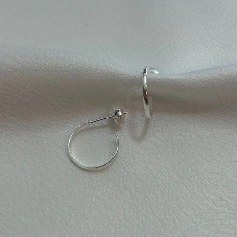BRINCO ARGOLA CLASSICA PEQUENA LISA E FINA