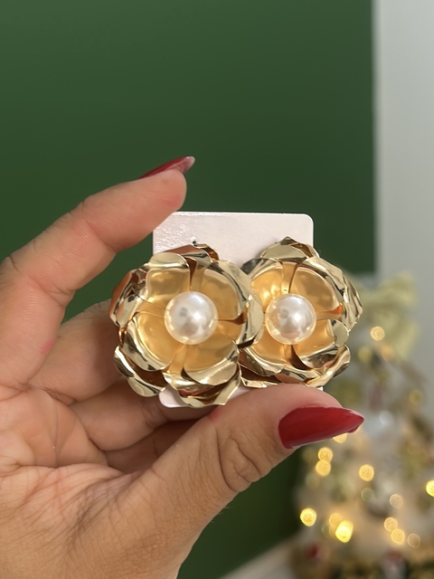 Brinco flor pérola G