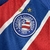 Detalhe do escudo do Esporte Clube Bahia em uma camisa feminina da temporada 24/25.