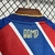 Detalhe da camisa feminina do Bahia 24/25, mostrando o logo "BBMP" na parte de trás e as cores azul, vermelho e branco.