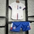 Camisa e short do kit infantil do Bahia, na cor branca e azul, com detalhes em vermelho e logo do clube.