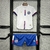 Conjunto infantil de futebol do Bahia, composto por camiseta branca e shorts azuis, com detalhes coloridos e escudo do time.