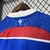 Detalhe das costas da camisa do Fortaleza 24/25, com cores azul, vermelho e branco, e logo na parte superior.