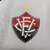 Logo do Vitória em destaque na camisa 24/25, com as cores vermelho e preto e uma estrela amarela acima.
