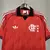 Camisa comemorativa do Flamengo na cor vermelha com detalhes em branco e preto, destacando o logo do time.