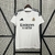 Camisa do Real Madrid 24/25, manto 1, branca com detalhes em preto, pendurada em um cabide.