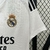Camisa do Real Madrid 24/25, com o logotipo do clube em destaque no peito.