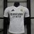 Camisa versão jogador do Real Madrid 24/25, cor branca, com logotipo da equipe e patrocínio da Emirates.