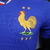 Camisa do uniforme 1 da França 2024/2025, na cor azul marinho com detalhes em branco e vermelho, design moderno e elegante. Camisa de futebol oficial, com o logo da FFF no peito e patrocinadores. Comprar camisa França 2024/2025, camisa de futebol, uniform
