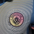 Detalhe do logotipo da camisa versão jogador do Manchester City para a temporada 24/25
