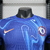 Camisa do uniforme 1 Chelsea 2024/2025, nas cores azul claro e azul escuro, com design moderno e elegante. Camisa de futebol oficial, com o logo do clube no peito e patrocinadores. Comprar camisa Chelsea 2024/2025, camisa de futebol, uniforme Chelsea, tor