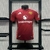Camisa versão jogador do Manchester United 24/25, cor vermelha, com detalhes em branco e logotipo do time.