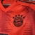Camisa do uniforme 1 Bayern de Munique 2024/2025, na cor vermelha com detalhes em branco e dourado, design moderno e elegante. Camisa de futebol oficial, com o logo do clube no peito e patrocinadores. Comprar camisa Bayern de Munique vermelha 2024/2025, c