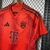 Camisa do uniforme 1 Bayern de Munique 2024/2025, na cor vermelha com detalhes em branco e dourado, design moderno e elegante. Camisa de futebol oficial, com o logo do clube no peito e patrocinadores. Comprar camisa Bayern de Munique vermelha 2024/2025, c