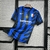 Camisa do uniforme 1 Inter de Milão 2024/2025, com listras azul e preta, logo do clube no peito e patrocinadores. Camisa oficial Inter de Milão 2024, uniforme de futebol, manga curta, estilo moderno e exclusivo. Comprar camisa Inter de Milão 2024/2025, ca